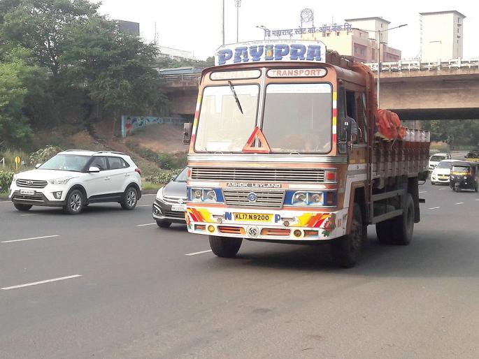 Heavy vehicle infiltration continues on Palm Beach Road | पाम बीच रोडवर अवजड वाहनांची घुसखोरी सुरूच; अपघाताची शक्यता Heavy vehicle infiltration continues on Palm Beach Road | पाम बीच रोडवर अवजड वाहनांची घुसखोरी सुरूच; अपघाताची शक्यता