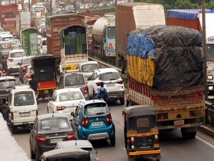 Heavy vehicles enter Bhiwandi after paying Rs 300; Strange behavior of traffic police, video goes viral | अवजड वाहनांचा ३०० रुपये देऊन भिवंडीत प्रवेश; वाहतूक पोलिसांचा अजब कारभार, व्हिडीओ व्हायरल Heavy vehicles enter Bhiwandi after paying Rs 300; Strange behavior of traffic police, video goes viral | अवजड वाहनांचा ३०० रुपये देऊन भिवंडीत प्रवेश; वाहतूक पोलिसांचा अजब कारभार, व्हिडीओ व्हायरल
