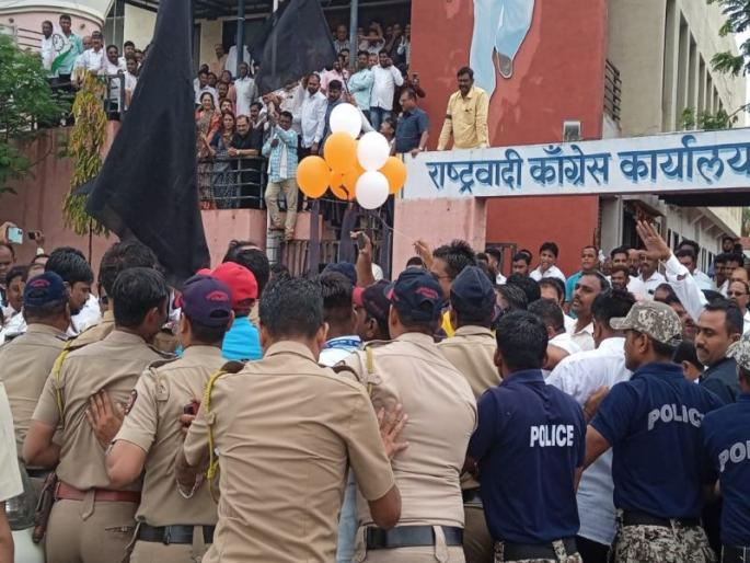 High voltage drama in Jalgaon during the visit of CM Eknath Shinde, Deputy CM Devendra Fadnavis | मुख्यमंत्री, उपमुख्यमंत्र्यांच्या दौऱ्यावेळी जळगावात हाय व्होल्टेज ड्रामा...; नेमकं काय घडलं, पाहा High voltage drama in Jalgaon during the visit of CM Eknath Shinde, Deputy CM Devendra Fadnavis | मुख्यमंत्री, उपमुख्यमंत्र्यांच्या दौऱ्यावेळी जळगावात हाय व्होल्टेज ड्रामा...; नेमकं काय घडलं, पाहा