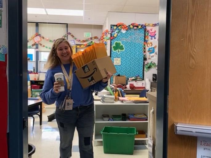 heady robinson california - delivers books for children | पुस्तक-खाऊ देणाऱ्या हेडी टीचर heady robinson california - delivers books for children | पुस्तक-खाऊ देणाऱ्या हेडी टीचर