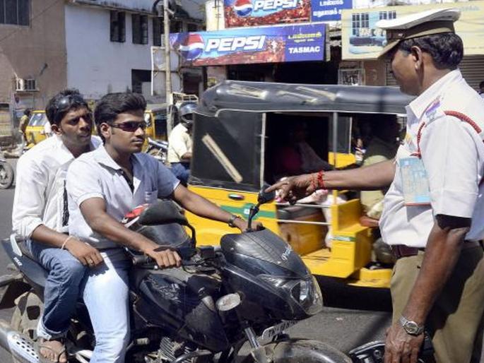 Without a helmet, the license will be suspended; 1000 fine, rules apply in Karnataka | हेल्मेट नसल्यास लायसन सस्पेंड होणार, 1000 चा दंड; कर्नाटकमध्ये केंद्राचा नियम लागू Without a helmet, the license will be suspended; 1000 fine, rules apply in Karnataka | हेल्मेट नसल्यास लायसन सस्पेंड होणार, 1000 चा दंड; कर्नाटकमध्ये केंद्राचा नियम लागू