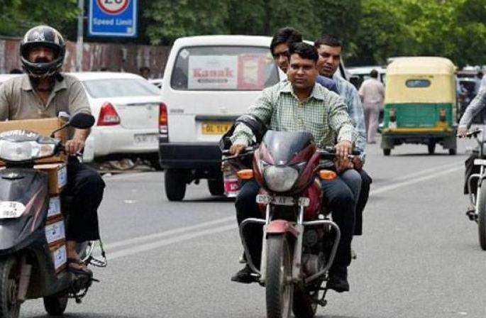 Bikers dont follow the rule of 'helmet' in Washim district! | वाशिम जिल्ह्यात ‘हेल्मेट’ वापरला चालकांचा कोलदांडा ! Bikers dont follow the rule of 'helmet' in Washim district! | वाशिम जिल्ह्यात ‘हेल्मेट’ वापरला चालकांचा कोलदांडा !
