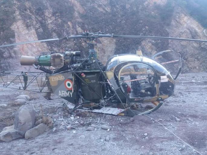 Indian Army helicopter crashed; Both pilots are safe | भारतीय लष्कराचं हेलिकॉप्टर कोसळलं; दोन्ही वैमानिक सुखरूप Indian Army helicopter crashed; Both pilots are safe | भारतीय लष्कराचं हेलिकॉप्टर कोसळलं; दोन्ही वैमानिक सुखरूप
