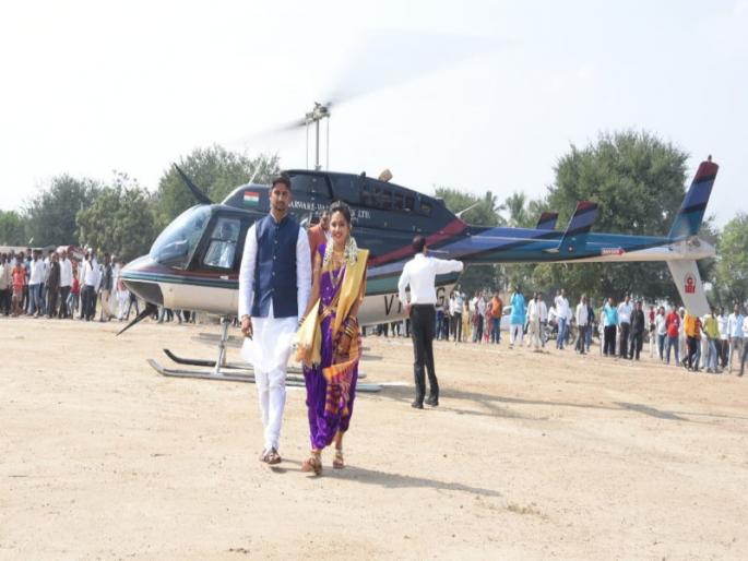 The wife entry is in marriage hall by helicopter | नादखुळा; हौसेला नसते मोल..! नववधूची एन्ट्री ती पण थेट हेलिकॉप्टरमधून... The wife entry is in marriage hall by helicopter | नादखुळा; हौसेला नसते मोल..! नववधूची एन्ट्री ती पण थेट हेलिकॉप्टरमधून...