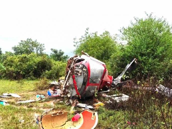 A helicopter bound for Hyderabad from Mumbai crashed near Pune; 4 people injured, captain admitted to hospital | मुंबईतून हैदराबादला जाणारं हेलिकॉप्टर पुण्याजवळ कोसळलं; ४ जण जखमी, कॅप्टन रुग्णालयात दाखल A helicopter bound for Hyderabad from Mumbai crashed near Pune; 4 people injured, captain admitted to hospital | मुंबईतून हैदराबादला जाणारं हेलिकॉप्टर पुण्याजवळ कोसळलं; ४ जण जखमी, कॅप्टन रुग्णालयात दाखल