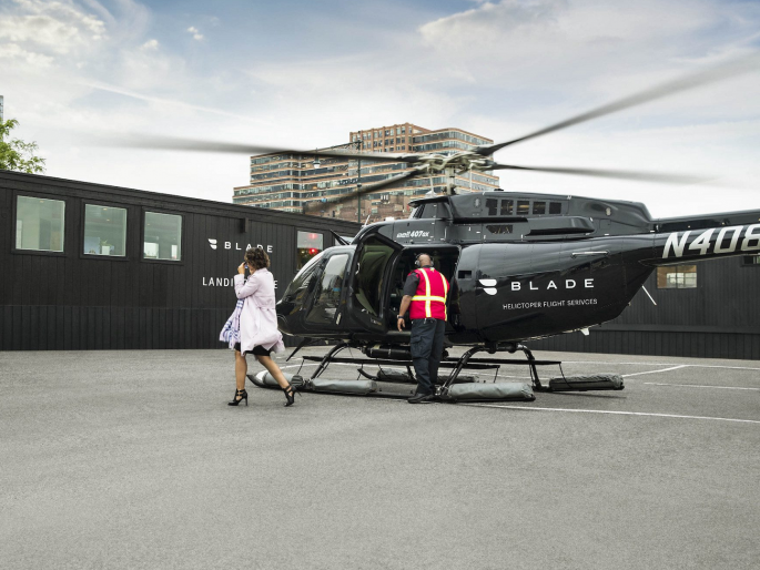 To escape the traffic, Indian origin girl booked a helicopter from to reach airport | आयडियाची कल्पना! ट्रॅफिकपासून वाचण्यासाठी तरुणीने बुक केले हेलिकॉप्टर, किराया फक्त... To escape the traffic, Indian origin girl booked a helicopter from to reach airport | आयडियाची कल्पना! ट्रॅफिकपासून वाचण्यासाठी तरुणीने बुक केले हेलिकॉप्टर, किराया फक्त...