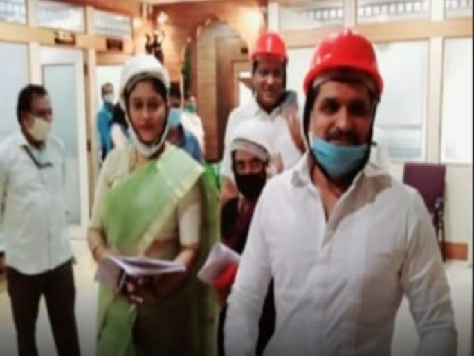 What exactly happened in Pimpri-Chinchwad Municipal Corporation that the protesters came wearing helmets | पिंपरी-चिंचवड महापालिकेत नेमके असे काय घडले की विरोधक चक्क हेल्मेट घालून आले  What exactly happened in Pimpri-Chinchwad Municipal Corporation that the protesters came wearing helmets | पिंपरी-चिंचवड महापालिकेत नेमके असे काय घडले की विरोधक चक्क हेल्मेट घालून आले