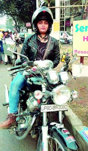 For Women's Helmet awareness nation tour | महिलांच्या हेल्मेट जनजागृतीसाठी देशाला गवसणी For Women's Helmet awareness nation tour | महिलांच्या हेल्मेट जनजागृतीसाठी देशाला गवसणी