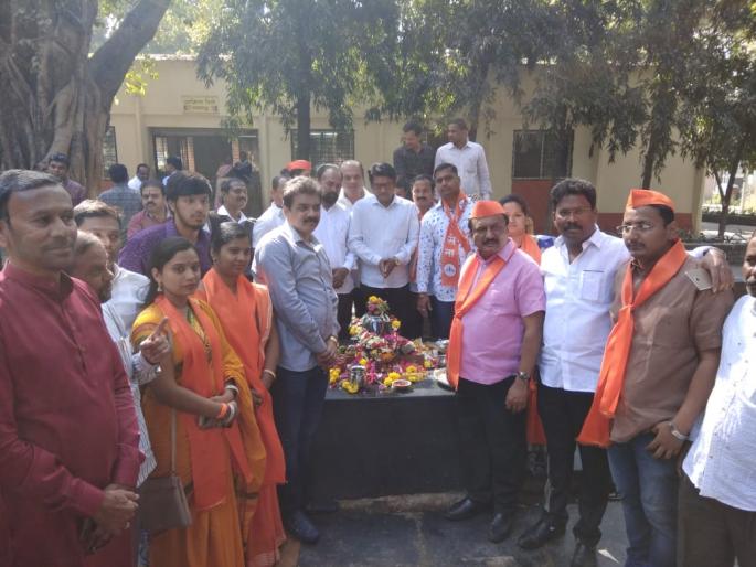 Resistance to Helmet at Pune | हेल्मेटसक्तीला विरोध सुरुचं : अंत्ययात्रेनंतर केला दशक्रिया विधी Resistance to Helmet at Pune | हेल्मेटसक्तीला विरोध सुरुचं : अंत्ययात्रेनंतर केला दशक्रिया विधी