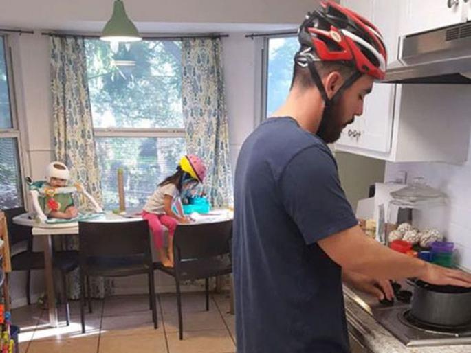 This family wear helmet in the house and reason is heartwar | जेव्हा बाळासाठी पूर्ण कुटुंब घरात हेल्मेट घालून फिरू लागलं!