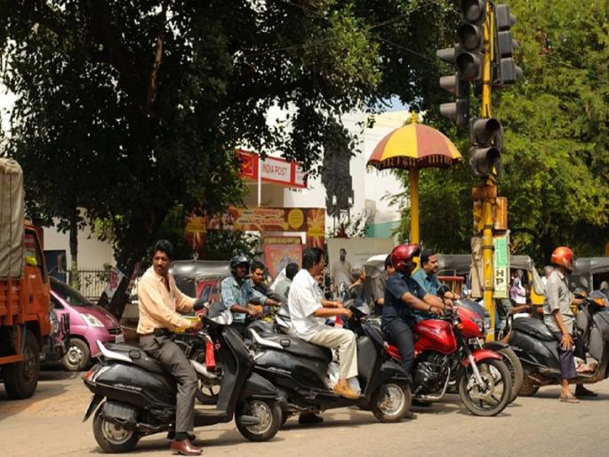 17 crore 94 lakh 39 thousand rupees fine to 3 lakh 59 thousand 182 Punekars fined for helmet | तब्बल १७ कोटी ९४ लाख ३९ हजार रुपये दंड! ३ लाख ५९ हजार १८२ पुणेकरांना छुप्या हेल्मेटसक्तीचा दंड 17 crore 94 lakh 39 thousand rupees fine to 3 lakh 59 thousand 182 Punekars fined for helmet | तब्बल १७ कोटी ९४ लाख ३९ हजार रुपये दंड! ३ लाख ५९ हजार १८२ पुणेकरांना छुप्या हेल्मेटसक्तीचा दंड