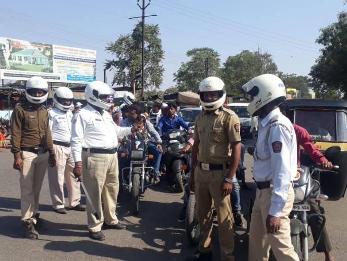 Khamgaon Police on work for 'Helmet' public awareness | ‘हेल्मेट’ जनजागृतीसाठी खामगाव पोलिस रस्त्यावर Khamgaon Police on work for 'Helmet' public awareness | ‘हेल्मेट’ जनजागृतीसाठी खामगाव पोलिस रस्त्यावर