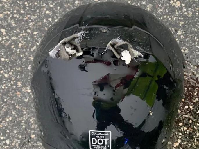 Motorcyclist in florida died after lightning strikes his helmet | हायवेवर चालवत होता बाईक, Helmet वर पडली वीज आणि जागीच मृत्यू