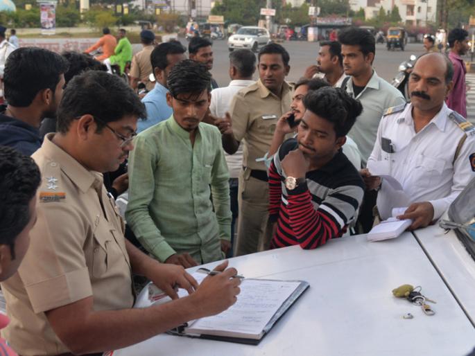 Helmut forced to Solapur; Saheb Helmate has forgotten at home. Sorry for today's day, oh ... | सोलापुरात हेल्मेट सक्ती ; साहेबऽऽ हेल्मेट घरी विसरलंय.. किमान आजचा दिवस माफ करा की ओ... Helmut forced to Solapur; Saheb Helmate has forgotten at home. Sorry for today's day, oh ... | सोलापुरात हेल्मेट सक्ती ; साहेबऽऽ हेल्मेट घरी विसरलंय.. किमान आजचा दिवस माफ करा की ओ...