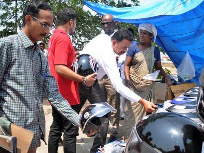 Helmets, however, cause the death of two-wheelers | हेल्मेट, तरीही या कारणाने होतोय दुचाकीस्वारांनाचा मृत्यू Helmets, however, cause the death of two-wheelers | हेल्मेट, तरीही या कारणाने होतोय दुचाकीस्वारांनाचा मृत्यू