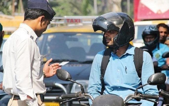 In the Washim district, the rule of helmets not strictly followed | वाशिम जिल्ह्यात हेल्मेट सक्ती कायद्याच्या अंमलबजावणीस खीळ! In the Washim district, the rule of helmets not strictly followed | वाशिम जिल्ह्यात हेल्मेट सक्ती कायद्याच्या अंमलबजावणीस खीळ!
