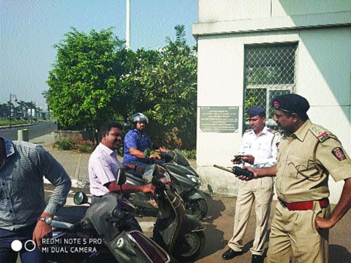 'No helmet no entry' in government, private offices | शासकीय, खासगी कार्यालयांमध्ये ‘नो हेल्मेट नो एंट्री’ 'No helmet no entry' in government, private offices | शासकीय, खासगी कार्यालयांमध्ये ‘नो हेल्मेट नो एंट्री’
