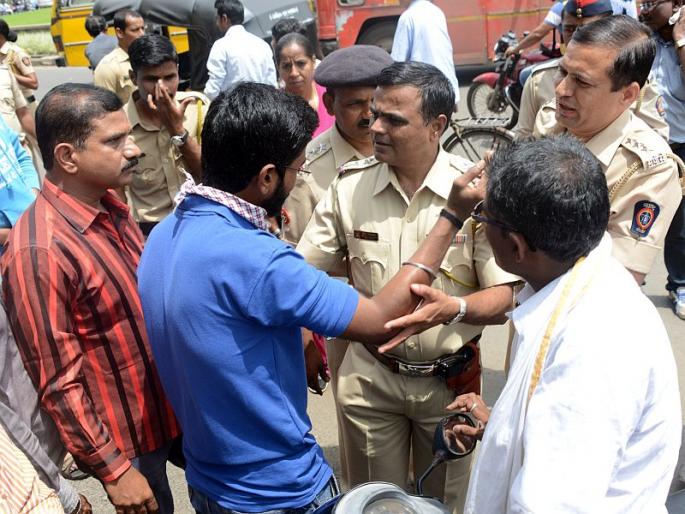 22 lakh penalty in Helmut Drive | ‘हेल्मेट ड्राईव्ह’मध्ये २२ लाखांची दंडवसुली! 22 lakh penalty in Helmut Drive | ‘हेल्मेट ड्राईव्ह’मध्ये २२ लाखांची दंडवसुली!