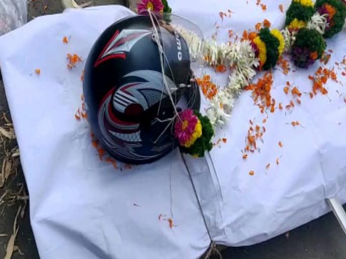 Shiv Sena doing protest against Helmets | हेल्मेटसक्तीला विरोध म्हणून शिवसेनेने काढली हेल्मेटची अंत्ययात्रा Shiv Sena doing protest against Helmets | हेल्मेटसक्तीला विरोध म्हणून शिवसेनेने काढली हेल्मेटची अंत्ययात्रा