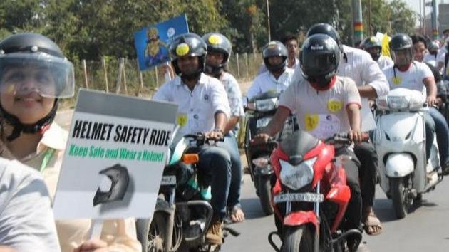 Helicopter twin-wheelers seen in rural areas | ग्रामीण भागातही दिसू लागले हेल्मेटवापरणारे दुचाकीस्वार Helicopter twin-wheelers seen in rural areas | ग्रामीण भागातही दिसू लागले हेल्मेटवापरणारे दुचाकीस्वार