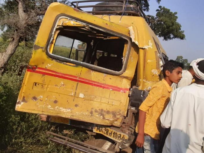 Private bus hit passenger car; Three injured | खासगी बसची प्रवासी वाहनास धडक; तीन जखमी Private bus hit passenger car; Three injured | खासगी बसची प्रवासी वाहनास धडक; तीन जखमी