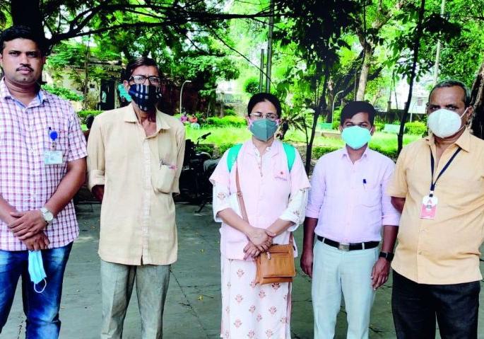 Wife's body on the bed, village 300 km away and only Rs 50 in pocket | बेडवर पत्नीचा मृतदेह, गाव  ३०० किलोमीटर दूर आणि खिशात केवळ ५० रुपये