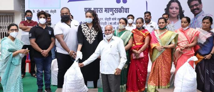 5 lakh assistance to Gadhinglaj from industrialist Shetty | उद्योगपती शेट्टींकडून गडहिंग्लजला ५ लाखाची मदत 5 lakh assistance to Gadhinglaj from industrialist Shetty | उद्योगपती शेट्टींकडून गडहिंग्लजला ५ लाखाची मदत