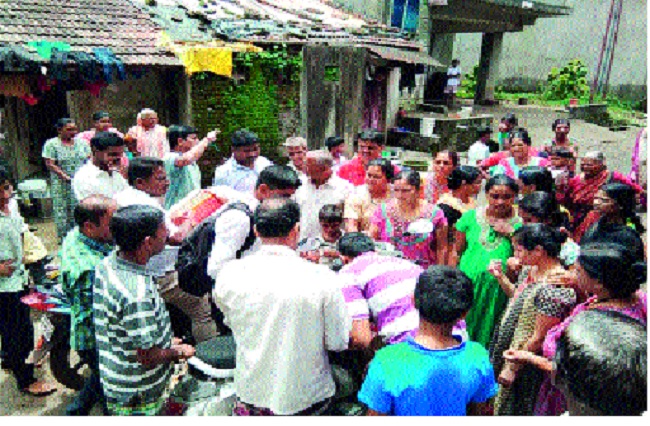 Assistance to flood victims of Navbharat School alumni in Mumbai | मुंबईच्या नवभारत विद्यालयाच्या माजी विद्यार्थ्यांची पूरग्रस्तांना मदत