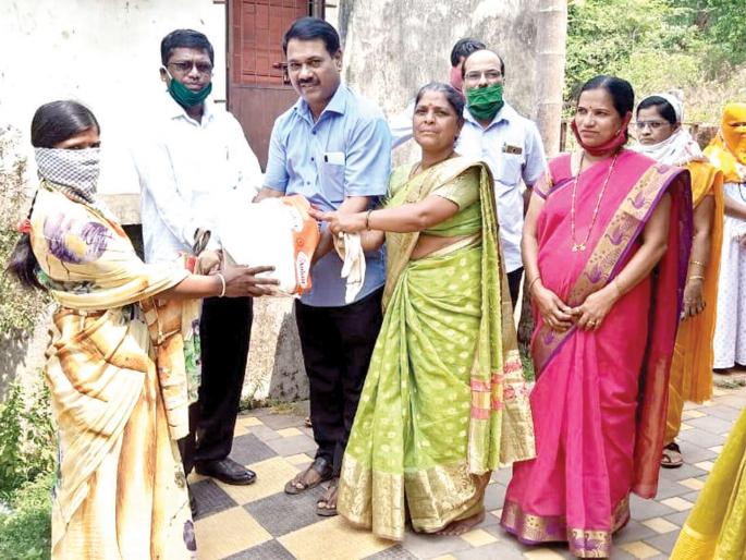 Distribution of essential items to needy families in the district | CoronaVirus Lockdown : सिंधुदुर्ग जिल्ह्यातील गरजू कुटुंबांना जीवनावश्यक वस्तूंचे वाटप Distribution of essential items to needy families in the district | CoronaVirus Lockdown : सिंधुदुर्ग जिल्ह्यातील गरजू कुटुंबांना जीवनावश्यक वस्तूंचे वाटप