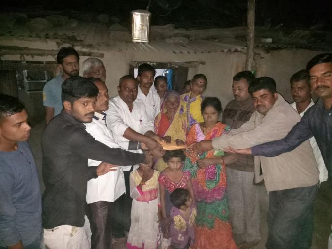 The villagers ran to help the suicide victims in Mungla in washim district | मुंगळा येथील आत्महत्याग्रस्त कुटुंबियाच्या मदतीला धावले गावकरी The villagers ran to help the suicide victims in Mungla in washim district | मुंगळा येथील आत्महत्याग्रस्त कुटुंबियाच्या मदतीला धावले गावकरी