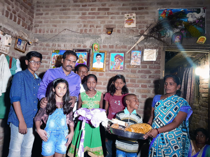 helping hand given to the family of the deceased farmer | विषबाधेतून मृत्यू झालेल्या शेतकºयाच्या कुटुंबाला दिला भावनिक आधार helping hand given to the family of the deceased farmer | विषबाधेतून मृत्यू झालेल्या शेतकºयाच्या कुटुंबाला दिला भावनिक आधार