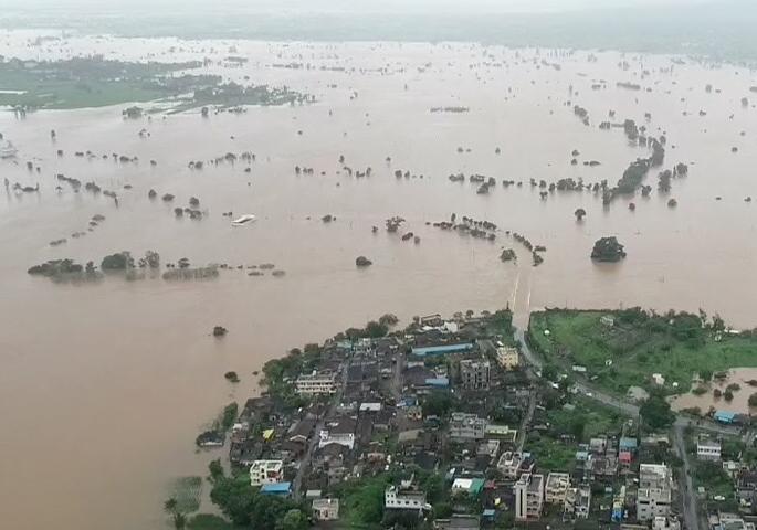 Helping flood victims by avoiding the cost Rituals of Mother | आईच्या तेरवीचा खर्च टाळून पूरग्रस्तांना मदत Helping flood victims by avoiding the cost Rituals of Mother | आईच्या तेरवीचा खर्च टाळून पूरग्रस्तांना मदत