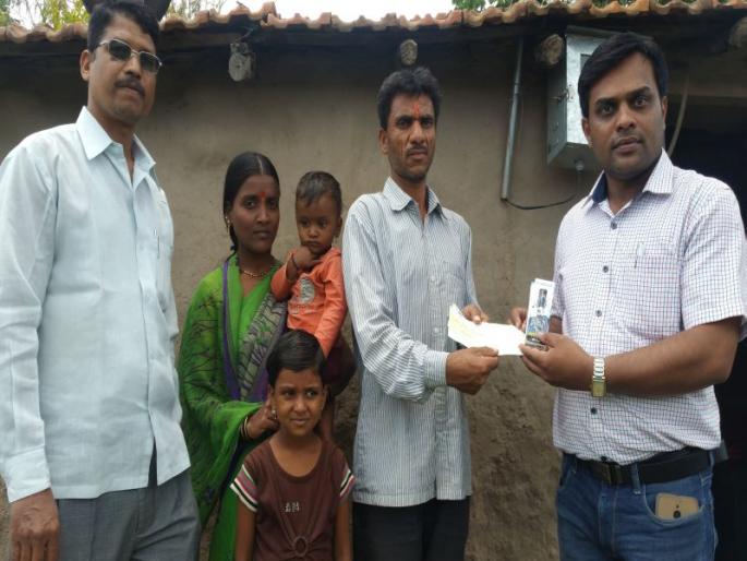 Lokmat 'makes poor writer understand' dignity of humanity ' | लोकमत'मुळं गरीब लेखकाला समजलं 'माणुसकीचं मोठेपण' Lokmat 'makes poor writer understand' dignity of humanity ' | लोकमत'मुळं गरीब लेखकाला समजलं 'माणुसकीचं मोठेपण'