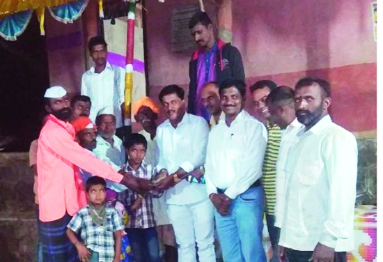 Sufferers from the community to live forever- Vithalivada Parvariya family struggling with poverty | चिमुकल्यांसाठी समाजातून मदतीचा ओघ कायम- विठलाईवाडा धनगरवाड्यातील दारिद्र्याशी झगडत असलेले वरक कुटुंब Sufferers from the community to live forever- Vithalivada Parvariya family struggling with poverty | चिमुकल्यांसाठी समाजातून मदतीचा ओघ कायम- विठलाईवाडा धनगरवाड्यातील दारिद्र्याशी झगडत असलेले वरक कुटुंब