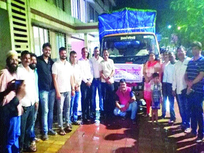 Citizens rushed to seek help from Raigad for flood victims | पूरग्रस्तांसाठी रायगडमधून मदतीचा ओघ, मदतीसाठी नागरिक सरसावले Citizens rushed to seek help from Raigad for flood victims | पूरग्रस्तांसाठी रायगडमधून मदतीचा ओघ, मदतीसाठी नागरिक सरसावले
