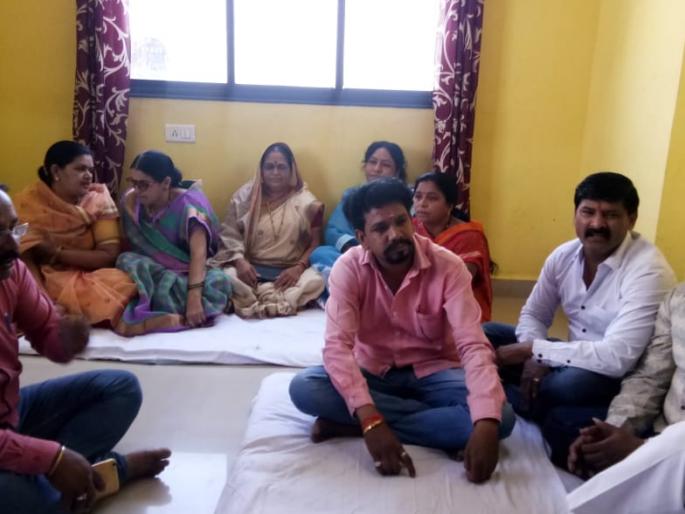  Help for families of suicide victims on the ocasion of Shiv Jayanti | शिवजयंतीनिमीत्त आत्महत्याग्रस्त शेतकरी कुटुंबांना मदत