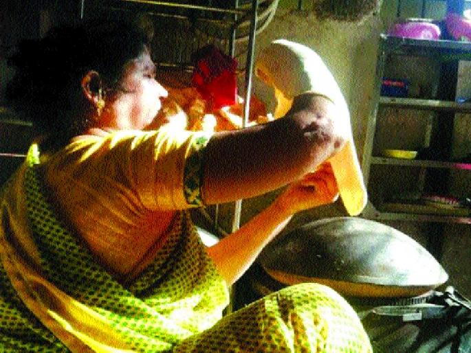 The grandsons of the grains of grains were also introduced to the siren and shredded beans | कणकेच्या मांड्यांची खवैय्यांना मोहिनी, कटाच्या आमटीनेही लावला चस्का The grandsons of the grains of grains were also introduced to the siren and shredded beans | कणकेच्या मांड्यांची खवैय्यांना मोहिनी, कटाच्या आमटीनेही लावला चस्का