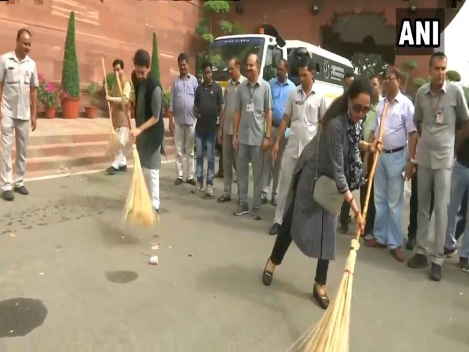 bjp mps take part in swachh bharat abhiyan in parliament premises | Video - संसद परिसरात भाजपाचं स्वच्छता अभियान; हेमा मालिनींनी हाती घेतला झाडू bjp mps take part in swachh bharat abhiyan in parliament premises | Video - संसद परिसरात भाजपाचं स्वच्छता अभियान; हेमा मालिनींनी हाती घेतला झाडू