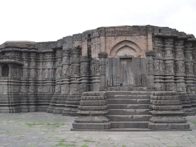 Buldana district ignores Hemadpanti architecture! | बुलडाणा जिल्ह्यात हेमाडपंती स्थापत्यशैलीची उपेक्षा! Buldana district ignores Hemadpanti architecture! | बुलडाणा जिल्ह्यात हेमाडपंती स्थापत्यशैलीची उपेक्षा!