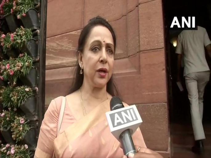 Nirbhaya Case: No longer afraid to torture women, MP Hema Malini's reaction pda | Nirbhaya Case : यापुढे महिलांवर अत्याचार करण्यास नराधम घाबरतील, खा. हेमा मालिनी यांची प्रतिक्रिया   Nirbhaya Case: No longer afraid to torture women, MP Hema Malini's reaction pda | Nirbhaya Case : यापुढे महिलांवर अत्याचार करण्यास नराधम घाबरतील, खा. हेमा मालिनी यांची प्रतिक्रिया