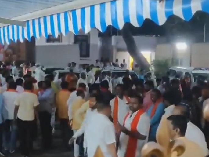 Hingoli Lok Sabha Constituency Election - Shiv Sena candidate Hemant Patil met CM Eknath Shinde | 'वर्षा' बंगल्यावर घोषणाबाजी, हेमंत पाटलांच्या समर्थकांची गर्दी; नेमकं काय घडलं? Hingoli Lok Sabha Constituency Election - Shiv Sena candidate Hemant Patil met CM Eknath Shinde | 'वर्षा' बंगल्यावर घोषणाबाजी, हेमंत पाटलांच्या समर्थकांची गर्दी; नेमकं काय घडलं?