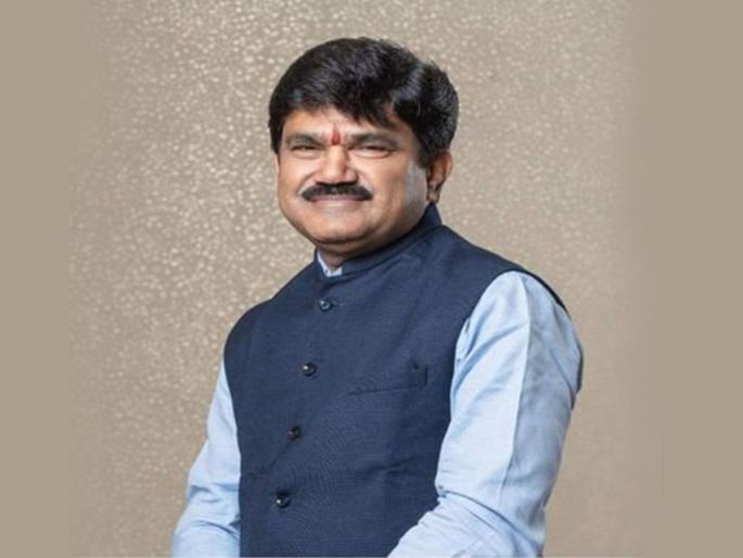 Nashik Lok Sabha Constituency: After one and a half months of chaos, the burden of Nashik's candidacy is on Hemant Godse's neck, these are the events that happened. | Nashik: दीड महिन्याच्या घोळानंतर नाशिकच्या उमेदवारीची माळ हेमंत गोडसे यांच्या गळ्यात, अशा घडल्या घडामोडी Nashik Lok Sabha Constituency: After one and a half months of chaos, the burden of Nashik's candidacy is on Hemant Godse's neck, these are the events that happened. | Nashik: दीड महिन्याच्या घोळानंतर नाशिकच्या उमेदवारीची माळ हेमंत गोडसे यांच्या गळ्यात, अशा घडल्या घडामोडी