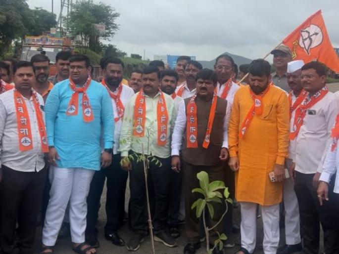 rasta roko for mumbai nashik road repair under the leadership of former mp hemant godse | माजी खासदार गोडसे यांच्या नेतृत्वाखाली मुंबई-नाशिक रस्ता दुरुस्तीसाठी रास्ता रोको rasta roko for mumbai nashik road repair under the leadership of former mp hemant godse | माजी खासदार गोडसे यांच्या नेतृत्वाखाली मुंबई-नाशिक रस्ता दुरुस्तीसाठी रास्ता रोको