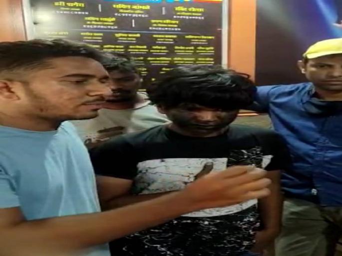 The man who sent obscene messages and videos to women was beaten up by the militants | महिलेस अश्लील संदेश, व्हिडीओ पाठवणाऱ्यास मनसैनिकांनी चोप देऊन काळे फासले The man who sent obscene messages and videos to women was beaten up by the militants | महिलेस अश्लील संदेश, व्हिडीओ पाठवणाऱ्यास मनसैनिकांनी चोप देऊन काळे फासले