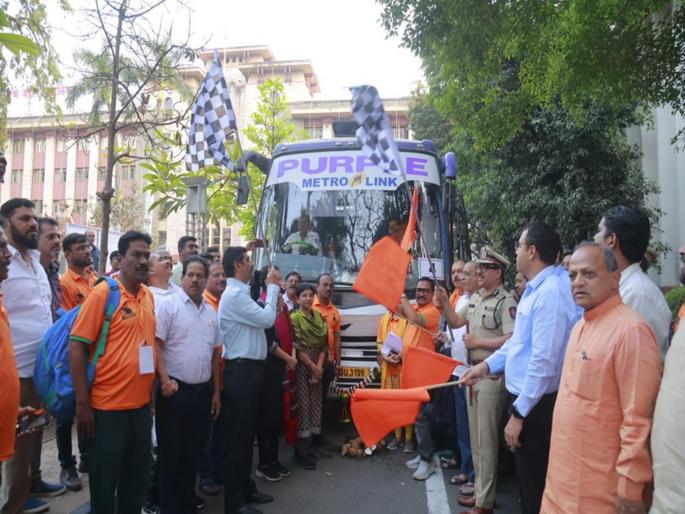 200 activists including 100 sanitation workers leave for study tour of Clean City Indore | क्लीन सिटी इंदौरच्या अभ्यास दौऱ्यासाठी १०० सफाई कर्मचाऱ्यांसह २०० कार्यकर्ते रवाना 200 activists including 100 sanitation workers leave for study tour of Clean City Indore | क्लीन सिटी इंदौरच्या अभ्यास दौऱ्यासाठी १०० सफाई कर्मचाऱ्यांसह २०० कार्यकर्ते रवाना