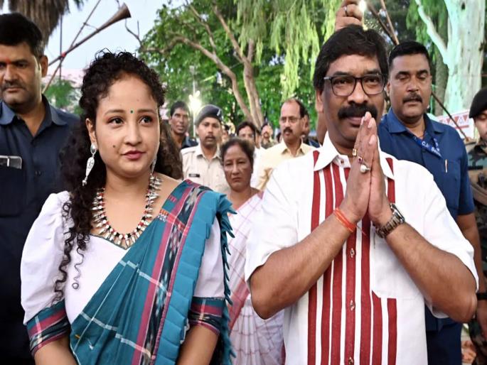 jharkhand election results: Hemant Soren will take oath as Chief Minister on 28; His wife Kalpana will also be made a minister | हेमंत सोरेन २८ ला घेणार मुख्यमंत्रिपदाची शपथ; पत्नी कल्पना यांनाही बनविणार मंत्री jharkhand election results: Hemant Soren will take oath as Chief Minister on 28; His wife Kalpana will also be made a minister | हेमंत सोरेन २८ ला घेणार मुख्यमंत्रिपदाची शपथ; पत्नी कल्पना यांनाही बनविणार मंत्री