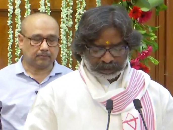 Hemant Soren Back As Jharkhand Chief Minister After 5 Months In Jail | हेमंत सोरेन पुन्हा झारखंडचे मुख्यमंत्री, तुरुंगातून सुटल्यानंतर घेतली CM पदाची शपथ Hemant Soren Back As Jharkhand Chief Minister After 5 Months In Jail | हेमंत सोरेन पुन्हा झारखंडचे मुख्यमंत्री, तुरुंगातून सुटल्यानंतर घेतली CM पदाची शपथ