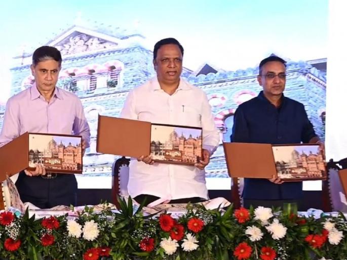 Mumbai's ancient heritage now in book form; '75 Architectural Splendors of Extraordinary Mumbai' published | मुंबईचा पुरातन वारसा आता पुस्तकरूपात; ‘अलौकिक मुंबईचे ७५ वास्तुवैभव’चे प्रकाशन Mumbai's ancient heritage now in book form; '75 Architectural Splendors of Extraordinary Mumbai' published | मुंबईचा पुरातन वारसा आता पुस्तकरूपात; ‘अलौकिक मुंबईचे ७५ वास्तुवैभव’चे प्रकाशन