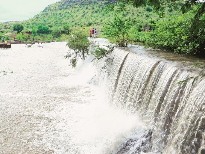 Hersul Lake full, the crowd of spectators increased, the police increased security | हर्सूल तलाव तुडुंब, बघ्यांची गर्दी वाढल्याने पोलीस बंदोबस्त वाढविला Hersul Lake full, the crowd of spectators increased, the police increased security | हर्सूल तलाव तुडुंब, बघ्यांची गर्दी वाढल्याने पोलीस बंदोबस्त वाढविला