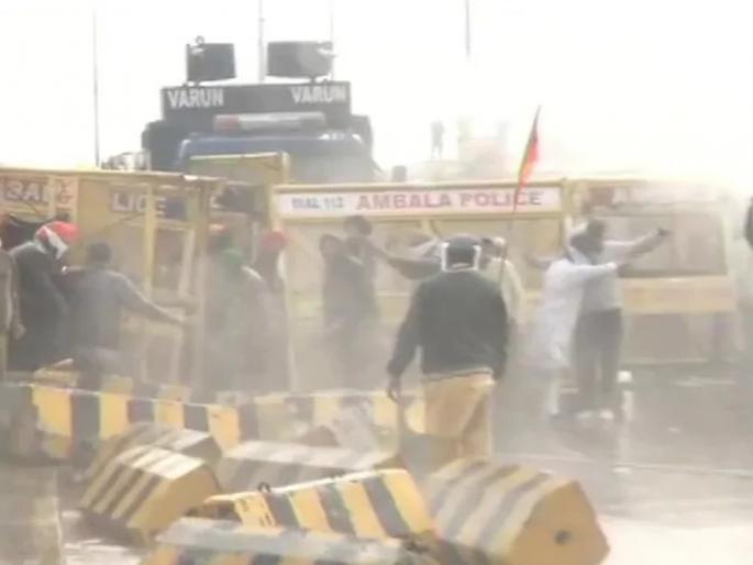 Farmers' protest against farm laws; Police fired tear gas, farmers pelted stone | कृषी कायद्याविरोधात शेतकऱ्यांचे आंदोलन; पोलिसांवर दगडफेक, पांगविण्यासाठी लाठीचार्ज Farmers' protest against farm laws; Police fired tear gas, farmers pelted stone | कृषी कायद्याविरोधात शेतकऱ्यांचे आंदोलन; पोलिसांवर दगडफेक, पांगविण्यासाठी लाठीचार्ज